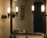 Elegancka lampa wisząca one led w stylu retro oświetla łazienkę, odbijając się w lustrze.